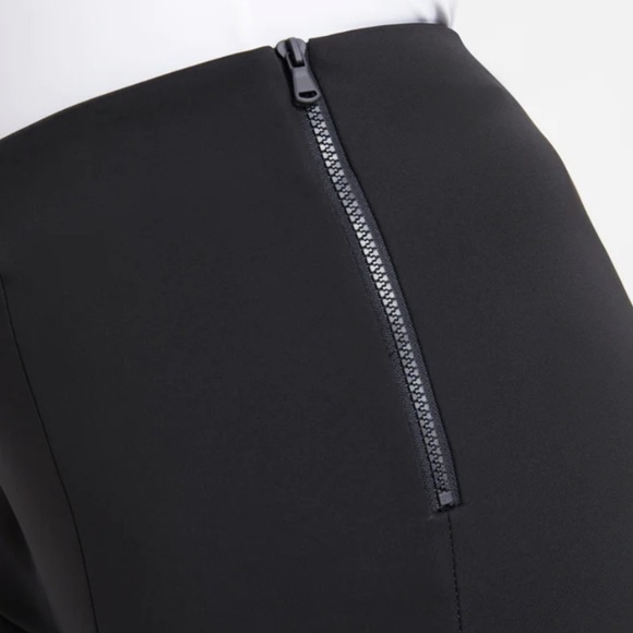 Good American, Good Waist Flare Scuba Pants in Black, Size 18, Good American 6. - Picture 3 of 11